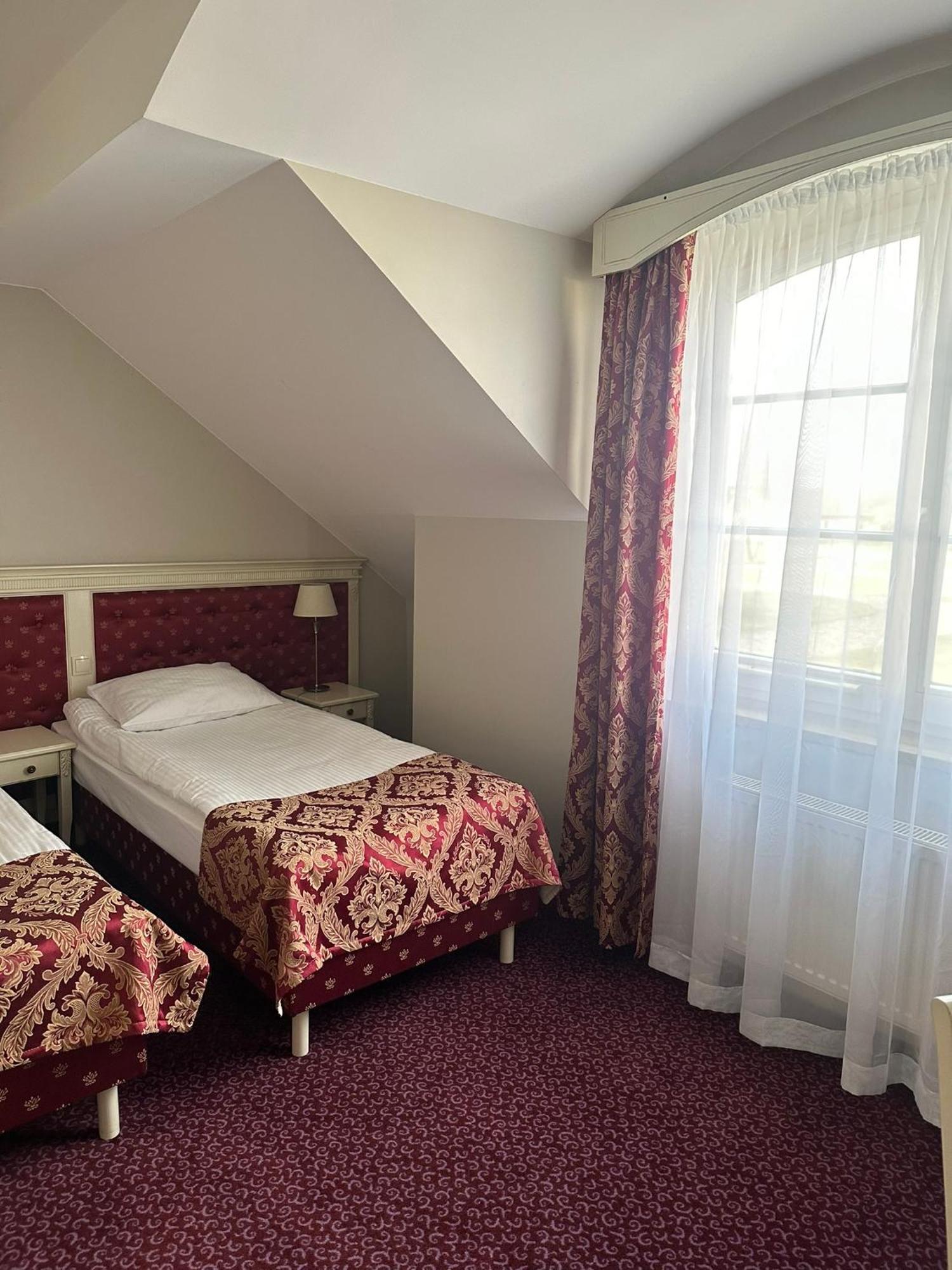 Hotel Sobienie Krolewskie Sobienie Szlacheckie Екстериор снимка