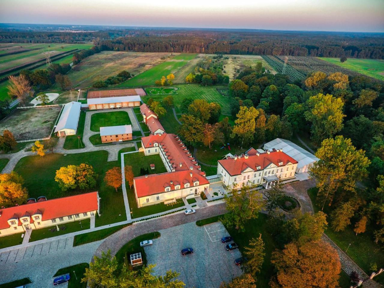 Hotel Sobienie Krolewskie Sobienie Szlacheckie Екстериор снимка