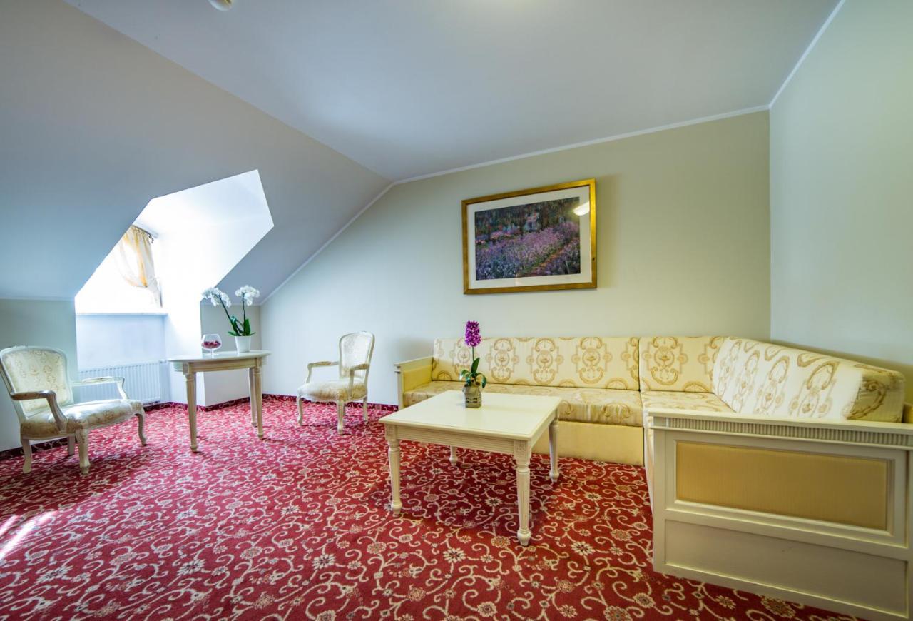 Hotel Sobienie Krolewskie Sobienie Szlacheckie Екстериор снимка